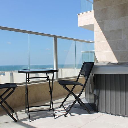 Beach Suite Israel- Private Jacuzzi, Beach View, Gym, Low Fee For Off-Site Indoor Pool & Spa ביץ סוייט ישראל- ג'קוזי פרטי עם נוף ים, אפשרות לבריכה מקורה וספא בתשלום ממש מוזל Ашкелон Экстерьер фото