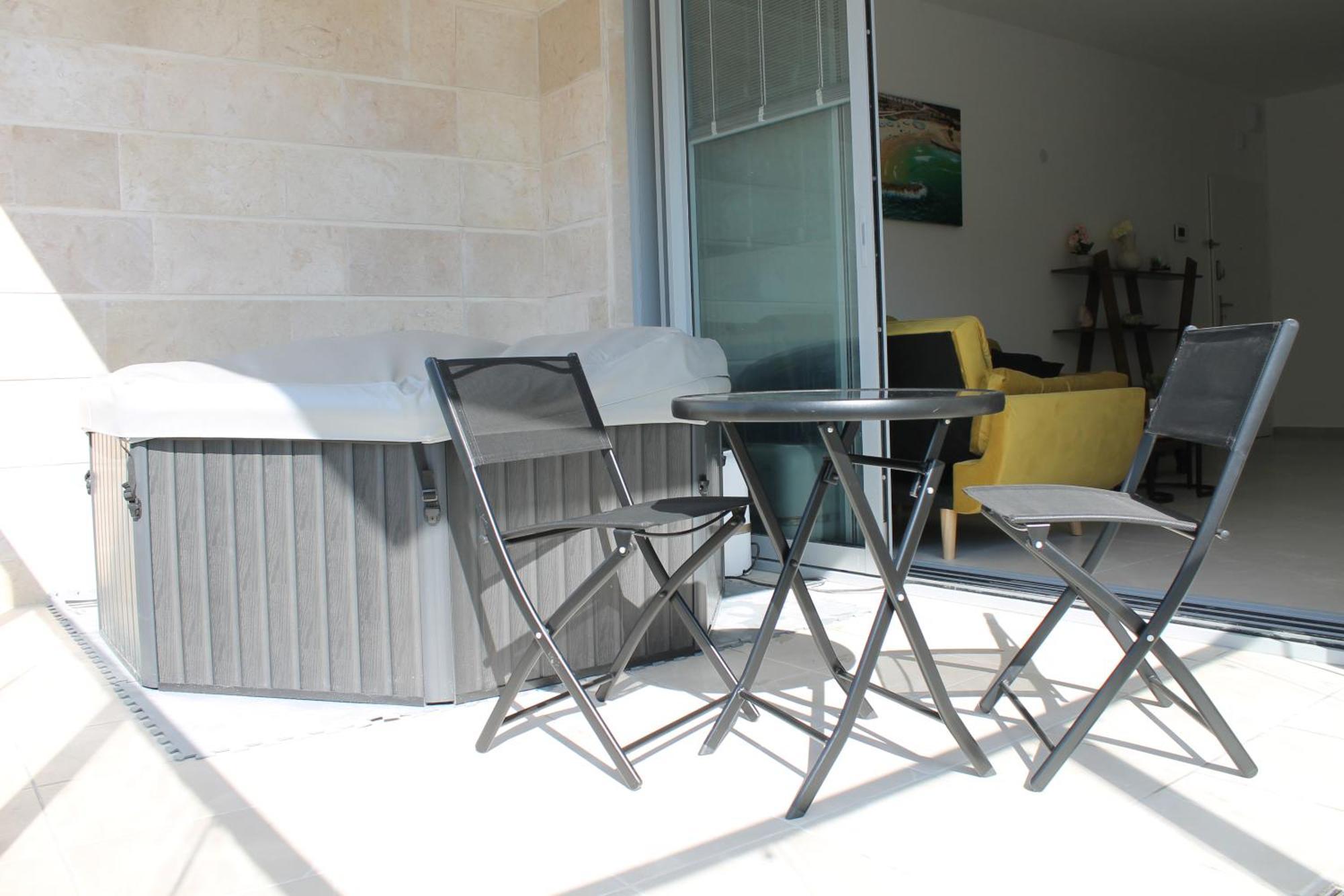 Beach Suite Israel- Private Jacuzzi, Beach View, Gym, Low Fee For Off-Site Indoor Pool & Spa ביץ סוייט ישראל- ג'קוזי פרטי עם נוף ים, אפשרות לבריכה מקורה וספא בתשלום ממש מוזל Ашкелон Экстерьер фото