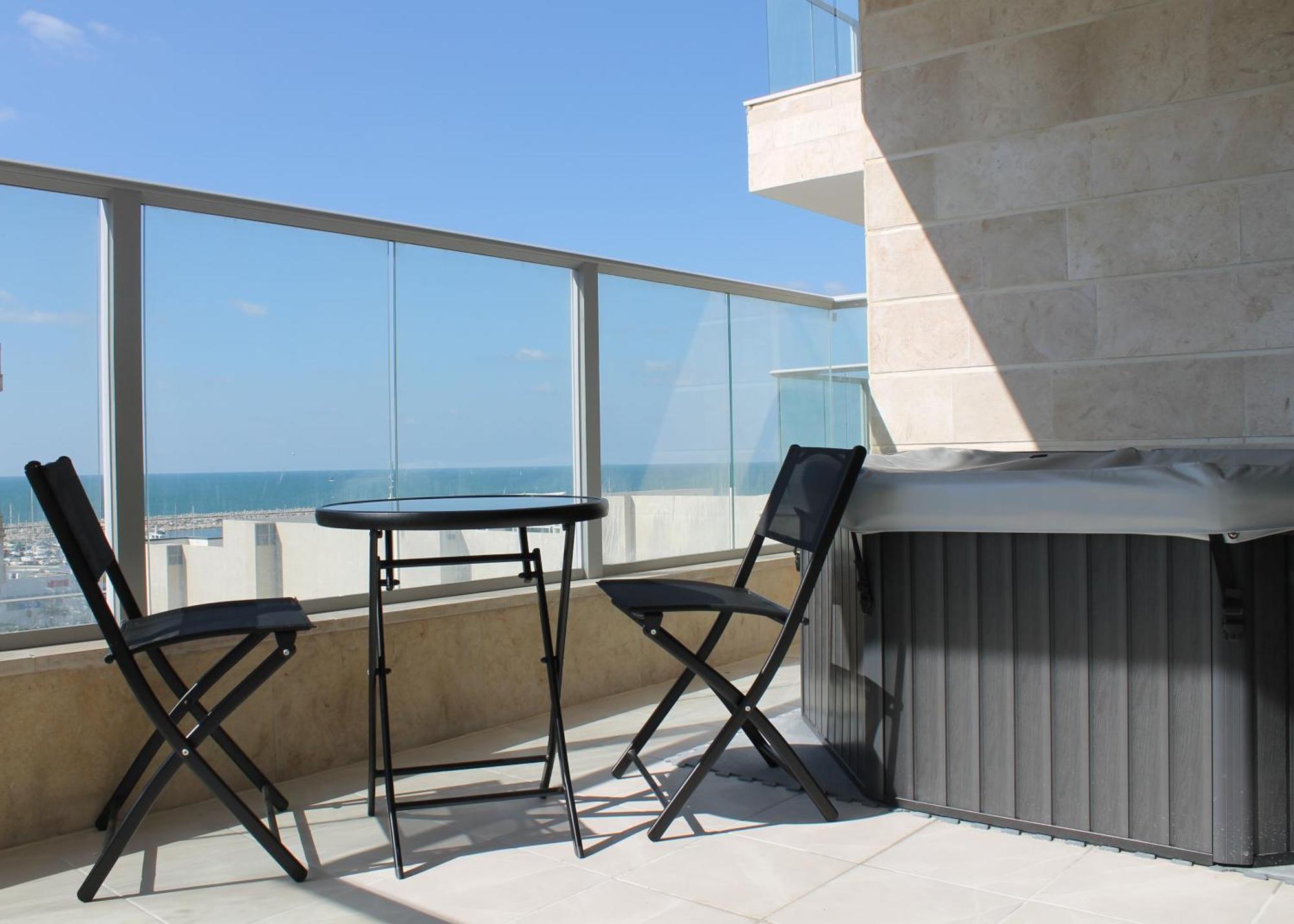 Beach Suite Israel- Private Jacuzzi, Beach View, Gym, Low Fee For Off-Site Indoor Pool & Spa ביץ סוייט ישראל- ג'קוזי פרטי עם נוף ים, אפשרות לבריכה מקורה וספא בתשלום ממש מוזל Ашкелон Экстерьер фото
