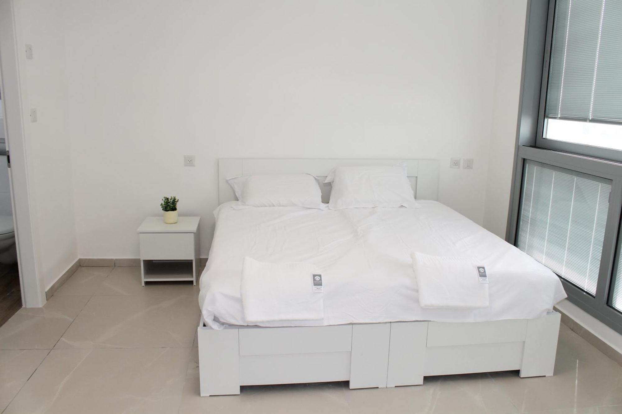 Beach Suite Israel- Private Jacuzzi, Beach View, Gym, Low Fee For Off-Site Indoor Pool & Spa ביץ סוייט ישראל- ג'קוזי פרטי עם נוף ים, אפשרות לבריכה מקורה וספא בתשלום ממש מוזל Ашкелон Экстерьер фото